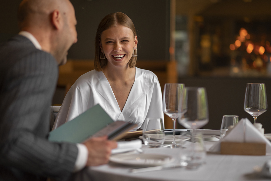 come sedersi a tavola al ristorante